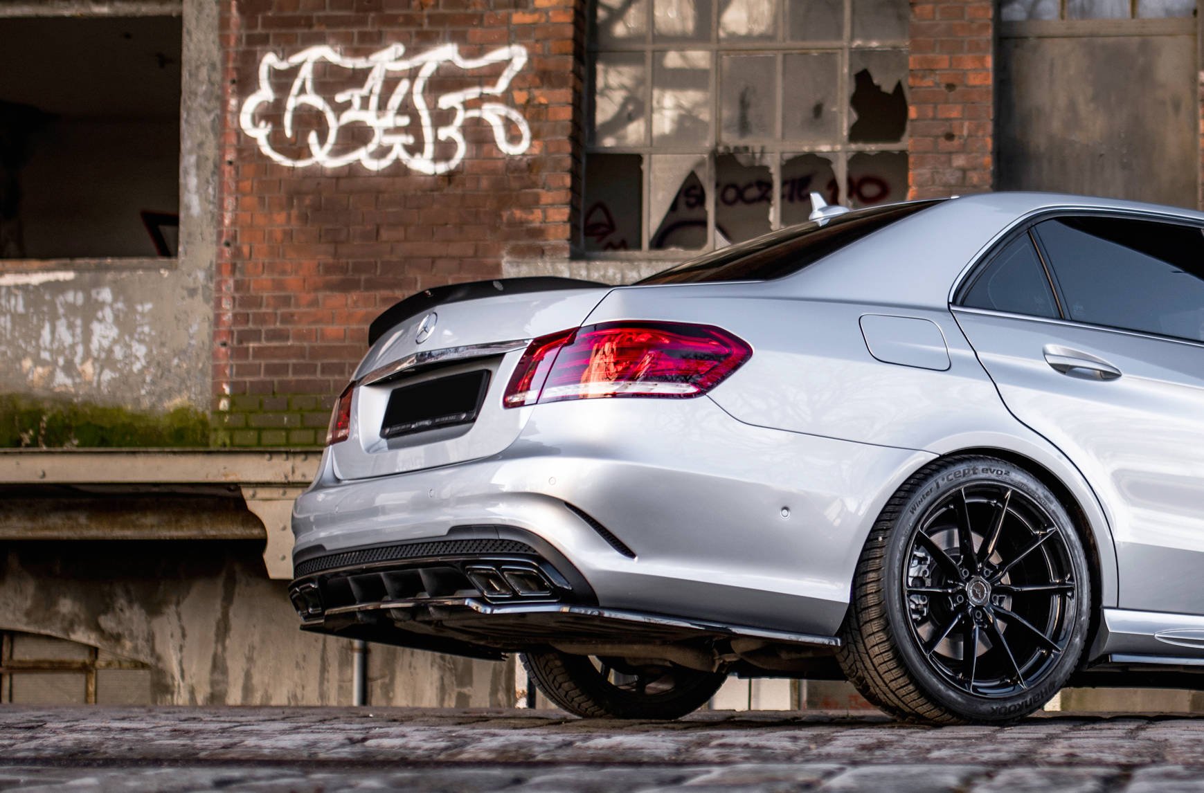 Mercedes Benz c63 AMG цвет суппортов