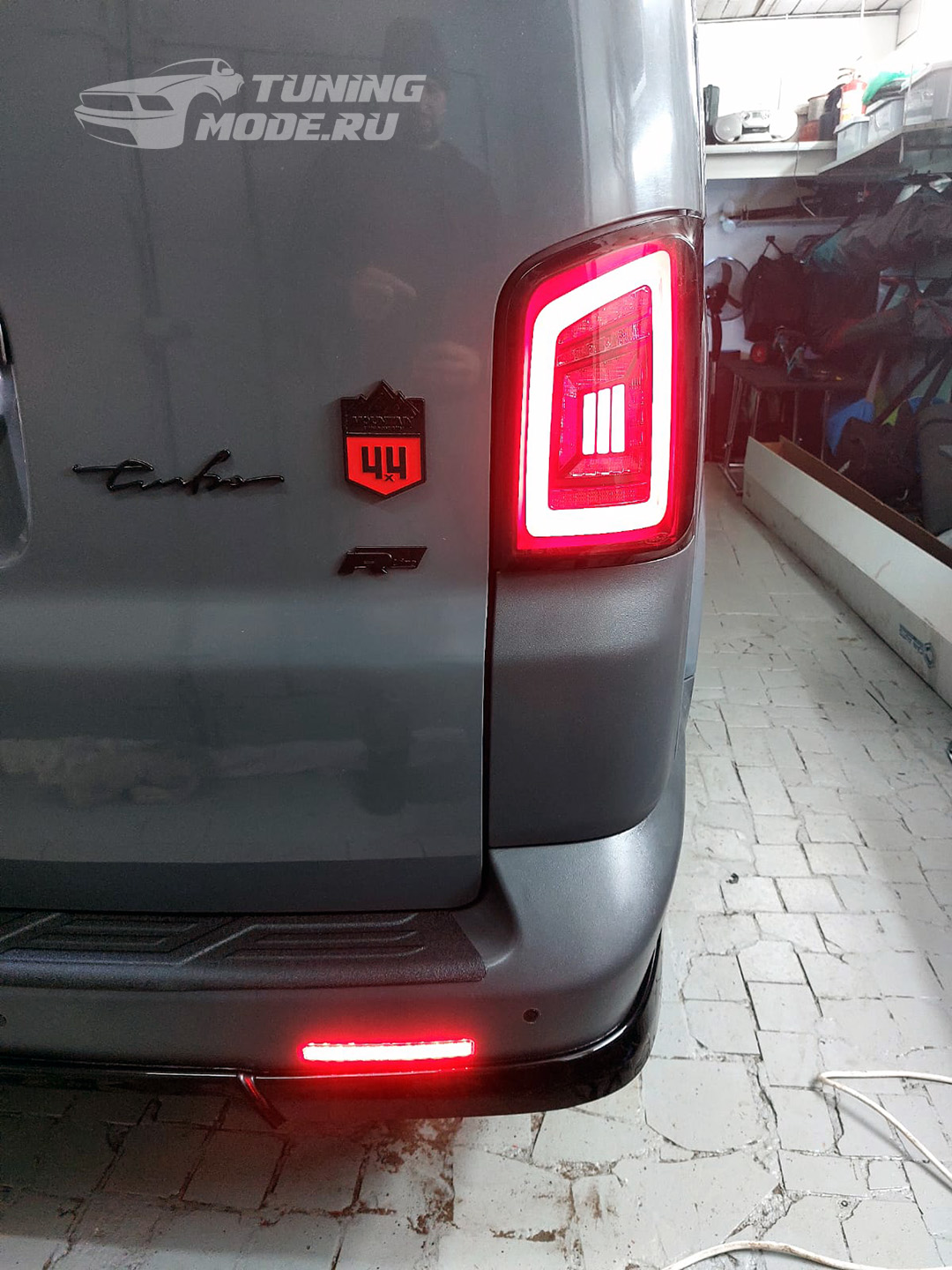 Альтернативная оптика задняя Tuning-Tec для VOLKSWAGEN T5 Transporter  (03-15), LED черные темные | Tuningmode.ru